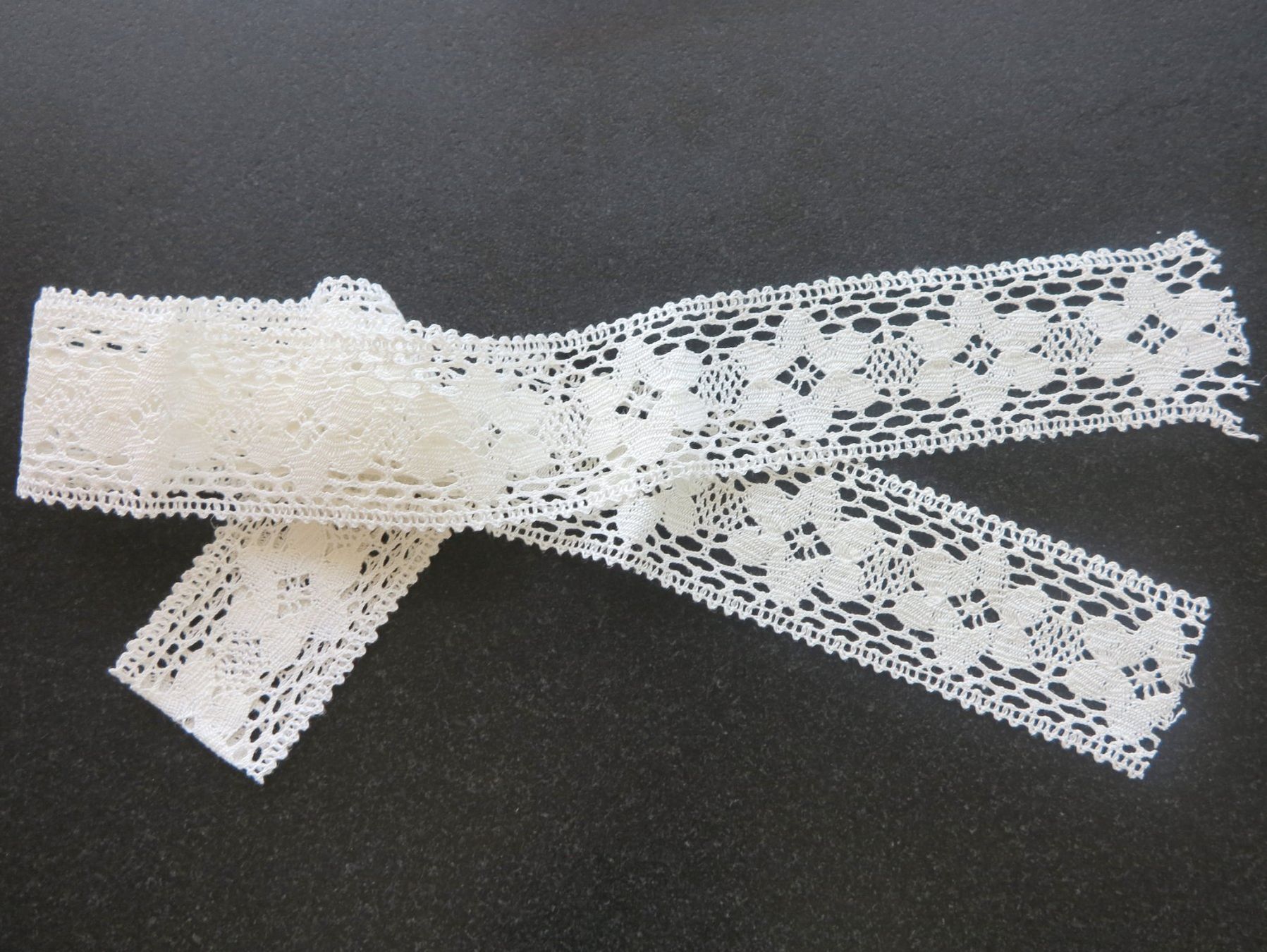 Nastri decorativi: Klöppel-Spitze, 138 cm – Nuovo e nell'imballaggio originale da Büttikon AG venduto da Kaebri