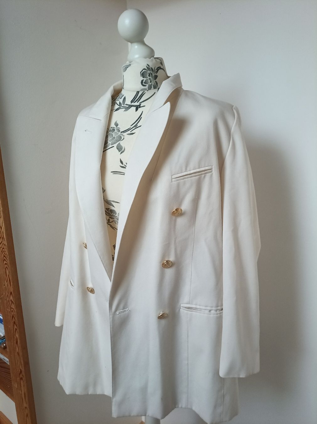 Jacken: Weißer schicker Blazer mit goldenen Knöpfen – Gebraucht aus Peccia von LillyMarie98 2