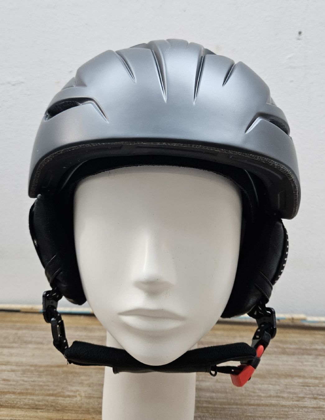 Helme: Ski und Snowboard Helm  "Neu" – Neu und originalverpackt aus Uster von esko.swiss