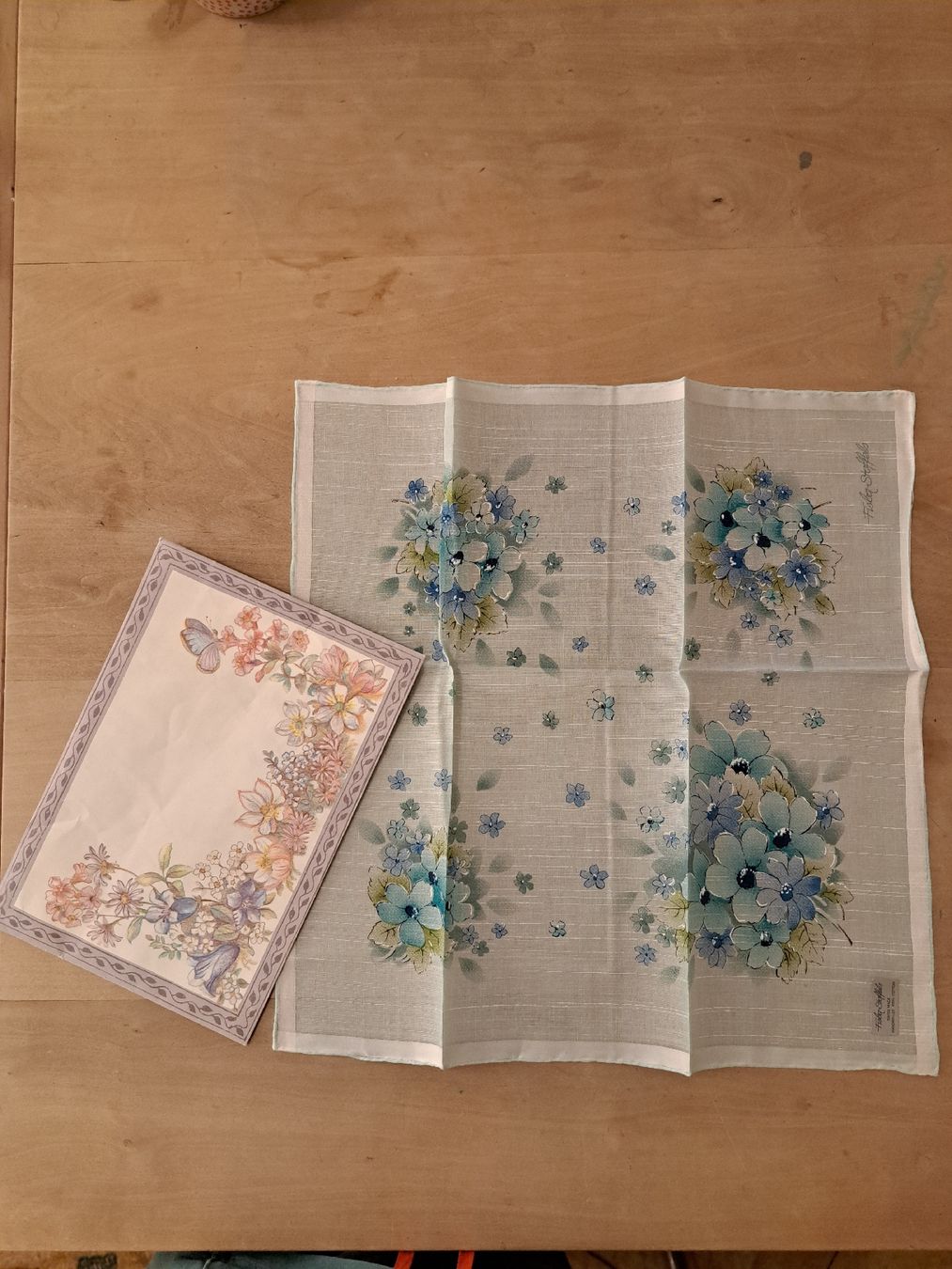 Altro in  Abbigliamento & Accessori: Fisba Taschentuch Blumenmuster, mit Original Geschenkcouvert – Nuovo e nell'imballaggio originale da Zürich venduto da chusel 1
