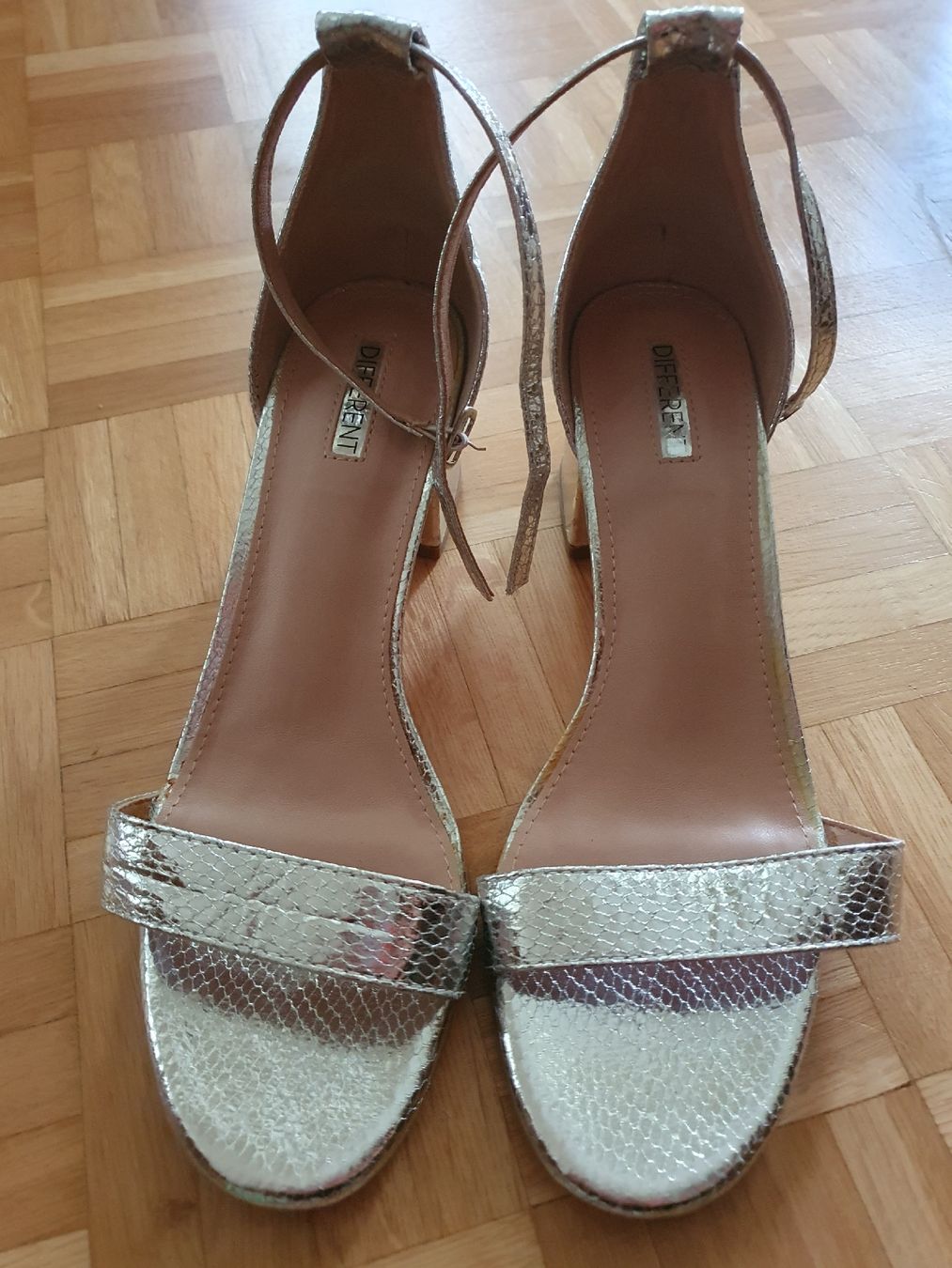 Damenschuhe: Damenschuhe Silber Grösse 40 Lederimitat  – Gebraucht aus St.Gallen von Avena135 1