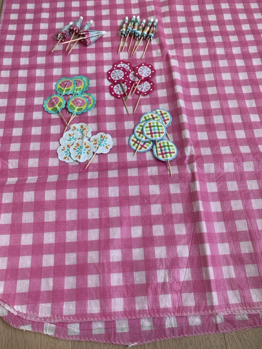 Tutte le decorazioni: Paper tablecloth + Decoration Set, Floral & Umbrella – Usato da Immensee venduto da Gitter 4