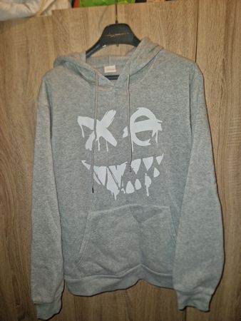 Kapuzenpullover grau mit weissem Print Grösse M gebraucht