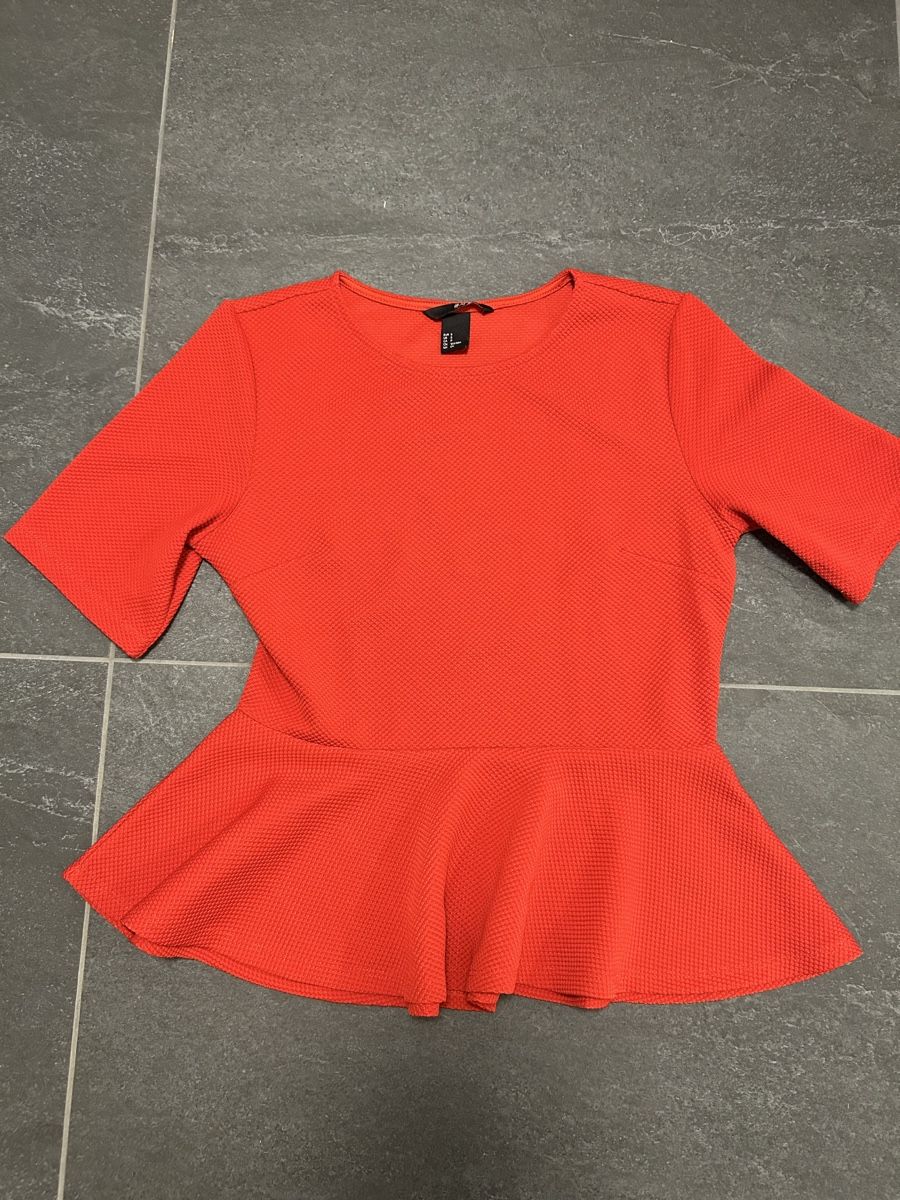 H&M Top: H&M Haut à basques rouge taille S – Nuovo (secondo la descrizione) da Bôle venduto da sev_n85b