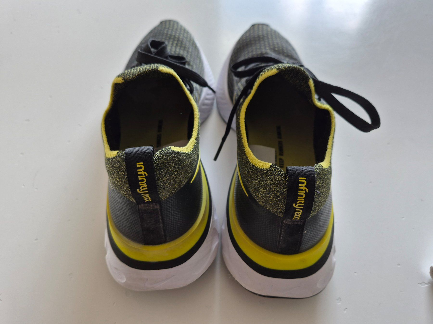 Nike Scarpe da uomo: Nike React Infinity Run Flyknit – Gr. 42.5 / US 9 - Neuwerti – Nuovo (secondo la descrizione) da Zürich venduto da Frank-52 5