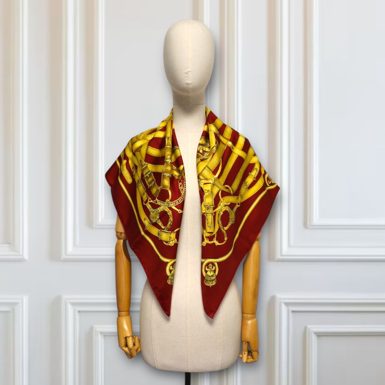 Hermès Foulards, Tücher & Schals: Hermès Carré "Cavalcadour" – Gebraucht aus Binningen von Designerlabels 2
