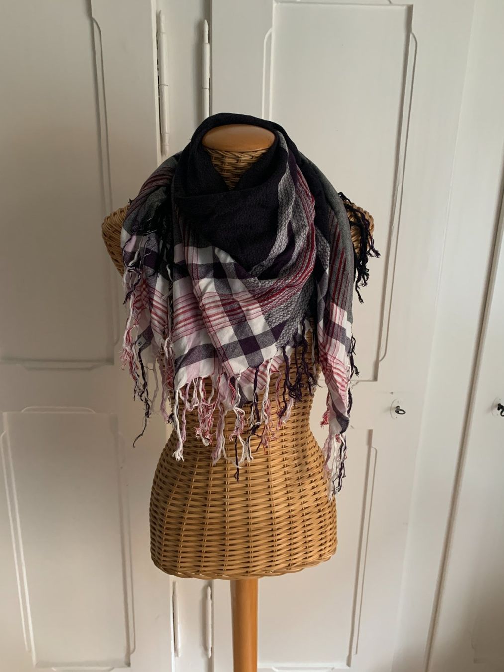 Tom Tailor Foulards, Tücher & Schals: TOM TAILOR - Schal Tuch violett-weiss – Gebraucht aus Zürich von Diazaio