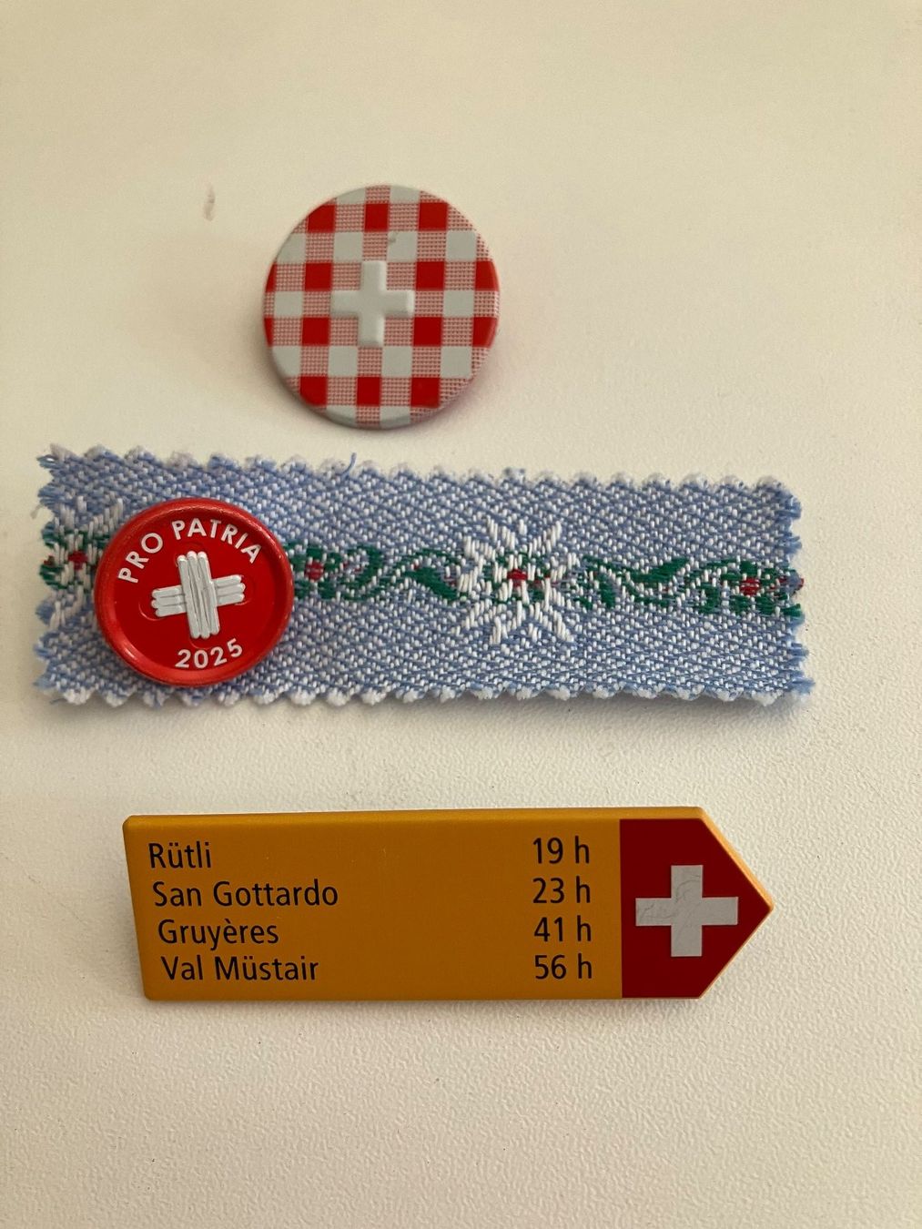Swiss Placchette & Badge: 3    1. Augustabzeichen 2021/2024/2025 – Usato da Bättwil venduto da Profi44