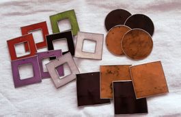 Lot de pendentifs en nacre et métal colorés
