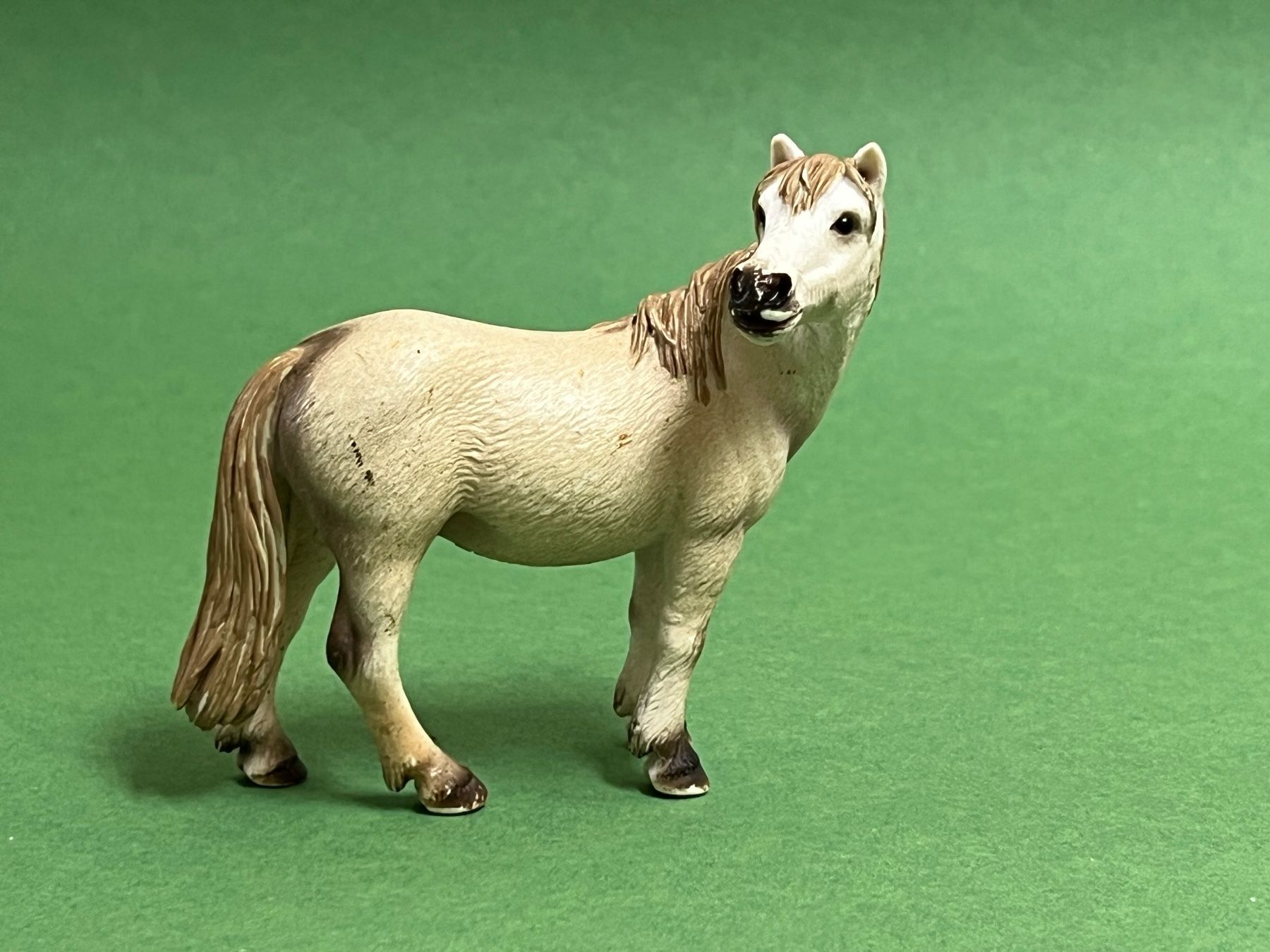 Schleich Statuette: Schleich 13609 Camargue Stute Pferd – Usato da Ennetbaden venduto da mapa05