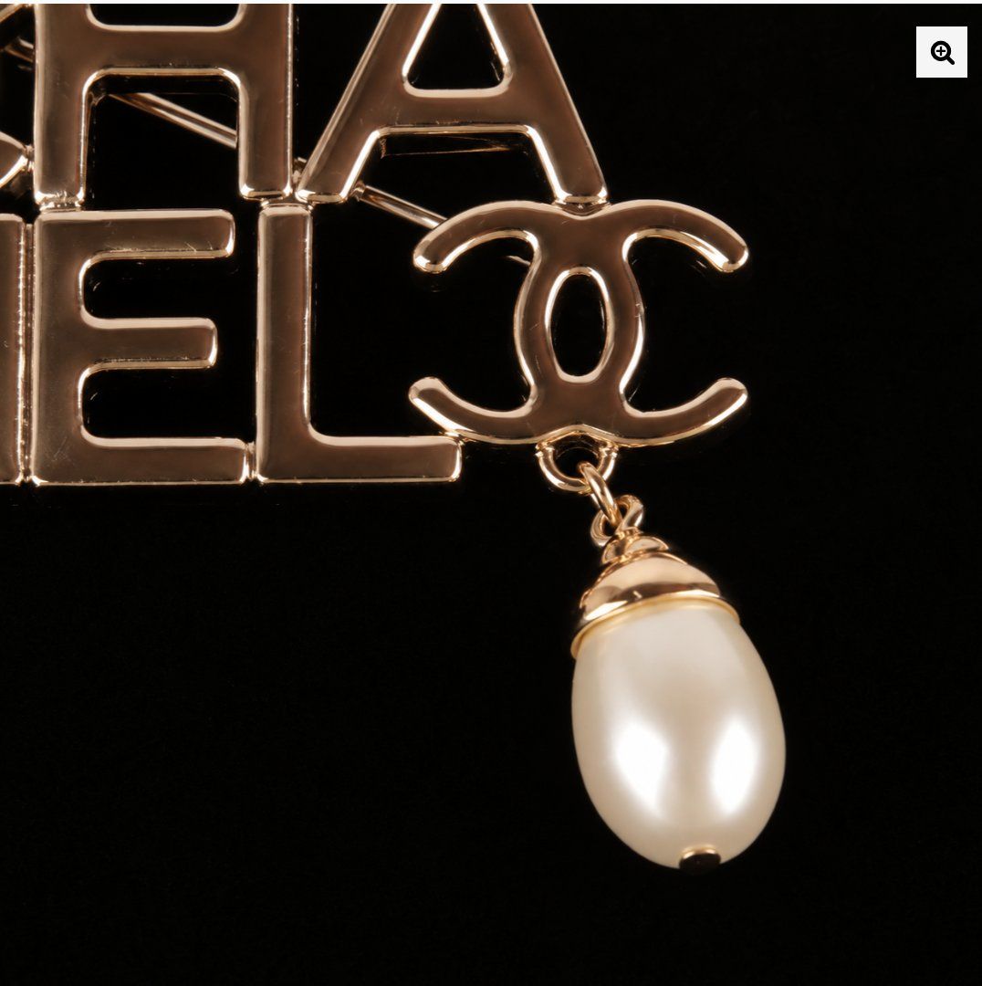 Chanel Broches & Aiguilles: Broche dorée à perles Chanel – D'occasion à Delémont par Le38.shop 1