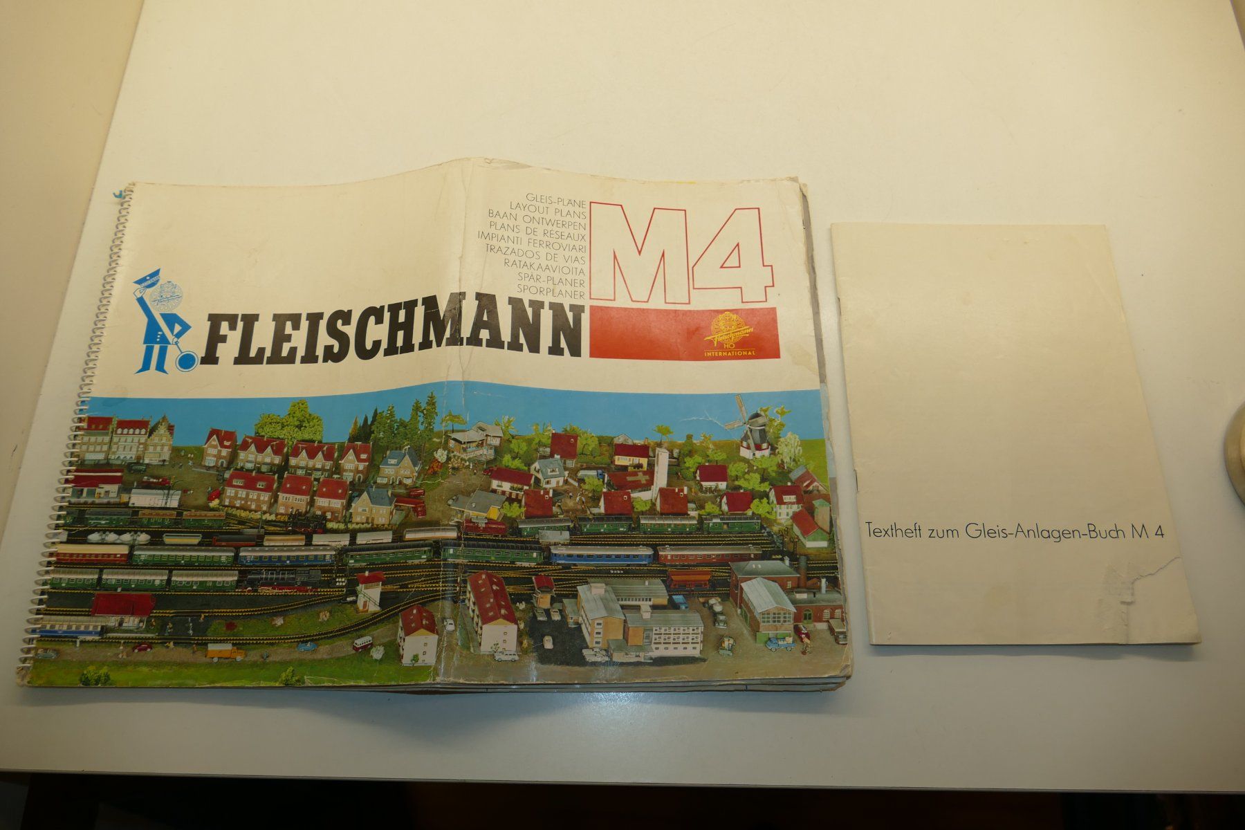 Fleischmann Modellini di ferrovie: Fleischmann H0: Gleis-Pläne M4 mit Textheft – Usato da Niederhasli venduto da rail-duerst