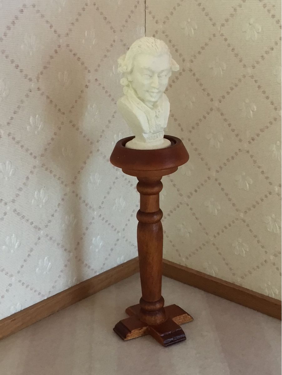 Case e mobili per bambole: Holzsäule mit Mozart Büste 1:12 – Usato da St. Gallen venduto da chamilla