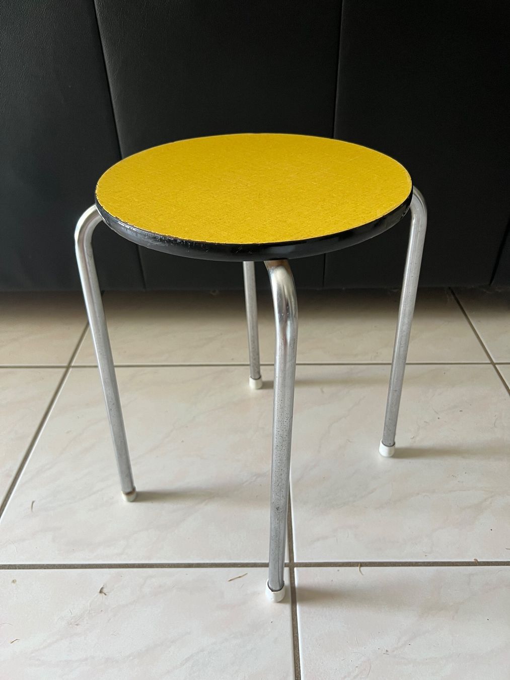 Hocker: Vintage Hocker, Chromgestell, gelbe Sitzfläche – Gebraucht aus Hunzenschwil von Madachica 1