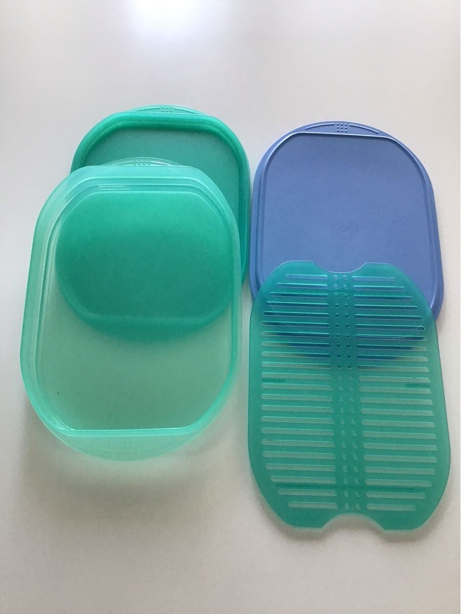 Tupperware Contenitori & Simili: 2er Set Tupperware Frischehauben mit Gitter  – Usato da Dietikon venduto da brombolom