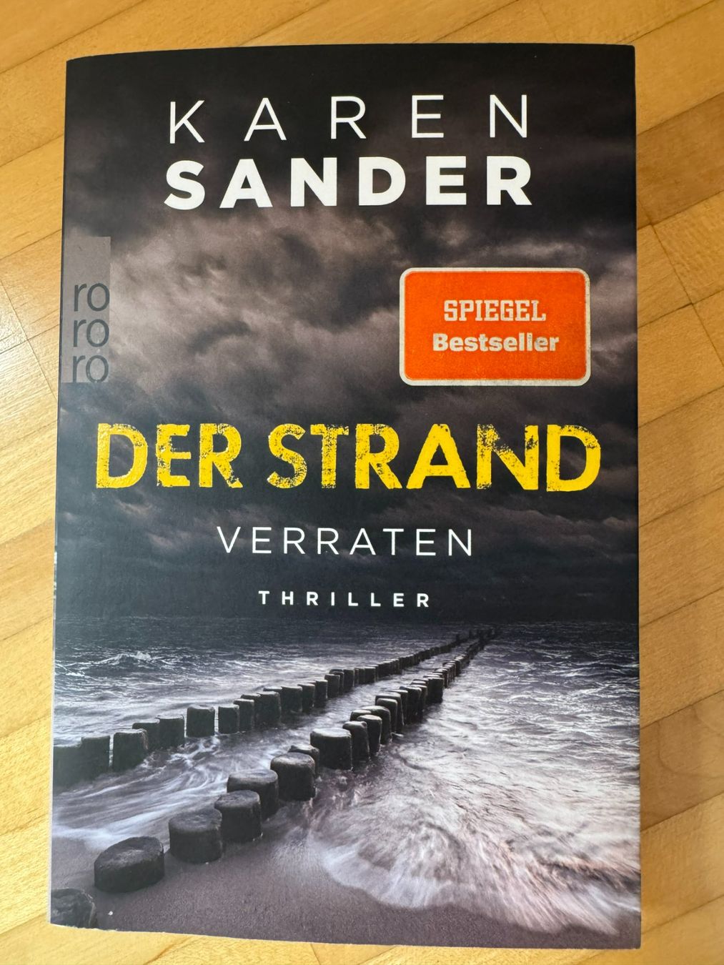 Bücher: Der Strand - verraten - Karen Sander – Gebraucht aus Küssnacht am Rigi von DanielaH0102
