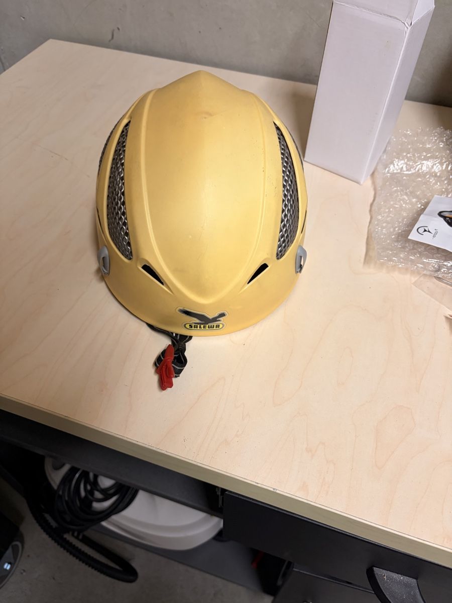Salewa Helme: Kletterhelm salews – Gebraucht aus Naters von Headliner88