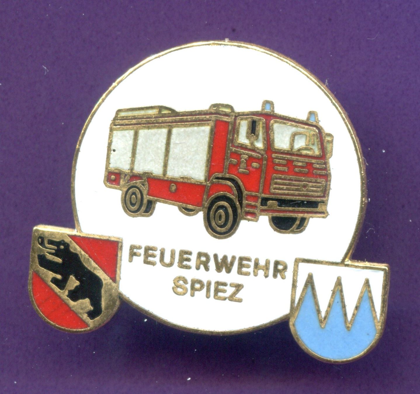 Plaketten & Abzeichen: Feuerwehrauto  MERCEDES  Spiez – Gebraucht aus Winterthur von Sammleroase