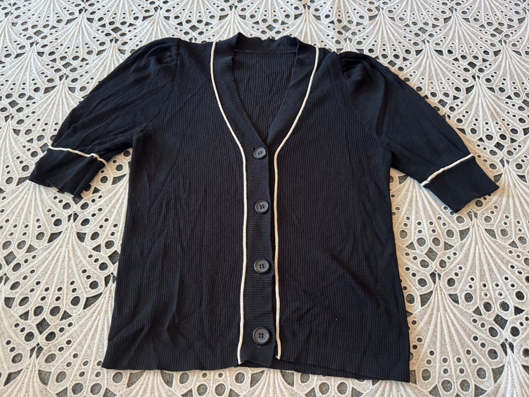 Jacken: Schwarze Strickjacke mit kurzen Ärmeln Gr S - M – Gebraucht aus Frenkendorf von Style365 4