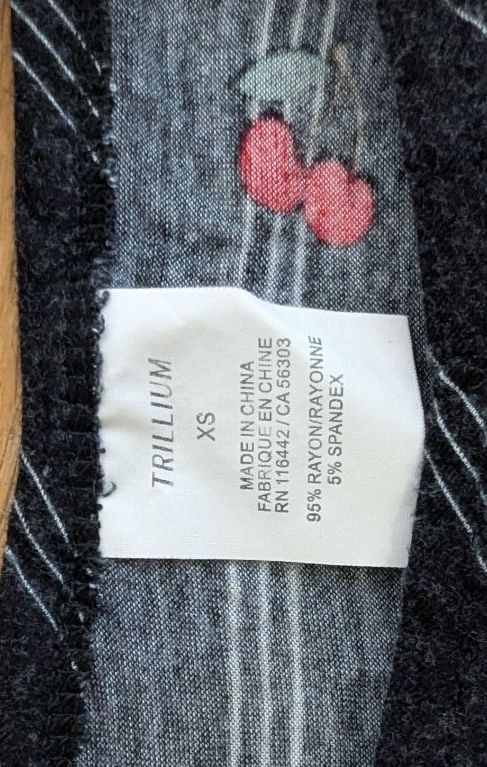 T-shirts: Trillium Cherry & Stripe Graphic Tee XS – D'occasion à Zürich par valentina.nmg
