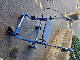 Rollator Gehhilfe blau mit Sitz und Korb gebraucht