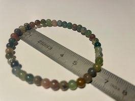 feines armkettchen mit verschiedenen edelsteinen