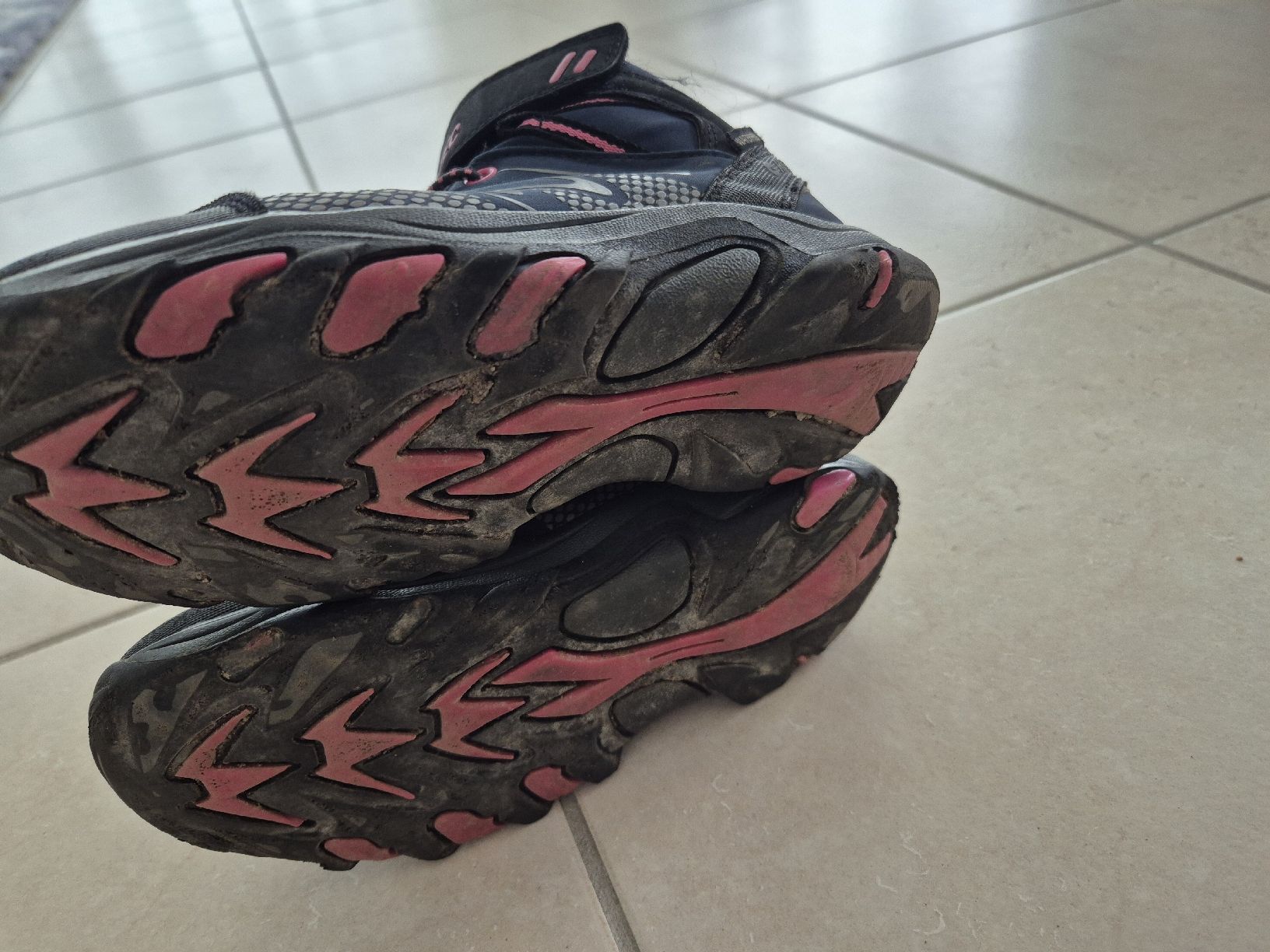Hi-Tec Scarpe per ragazze: Hi-Tec Wanderschuhe, Gr. 34, wasserfest – Usato da Adliswil venduto da Stardust11 3