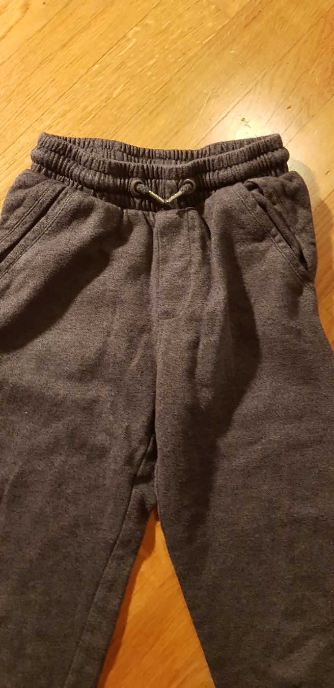 Pantalons: Trainer Grösse 134/140 neuwertig – D'occasion à Uznach par Bilkev 1