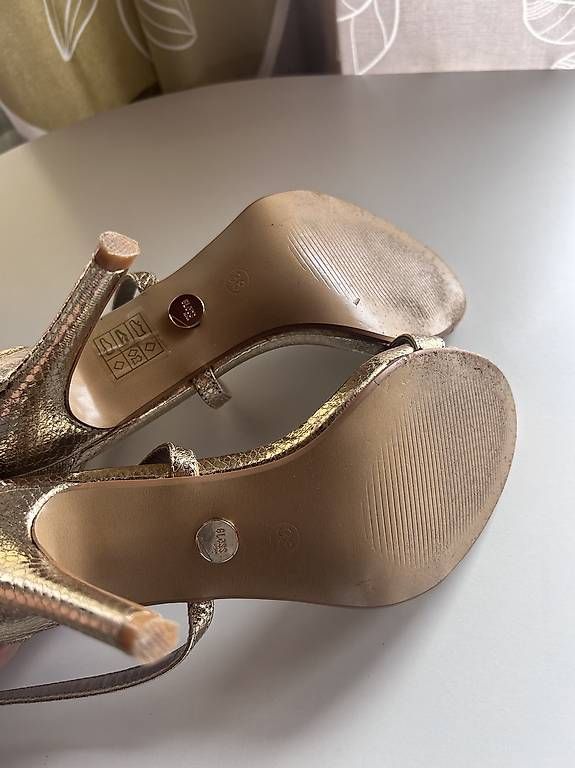 Damenschuhe: Goldene Sandalen Gr. 38 – Gebraucht aus Luzern von Maui12 3