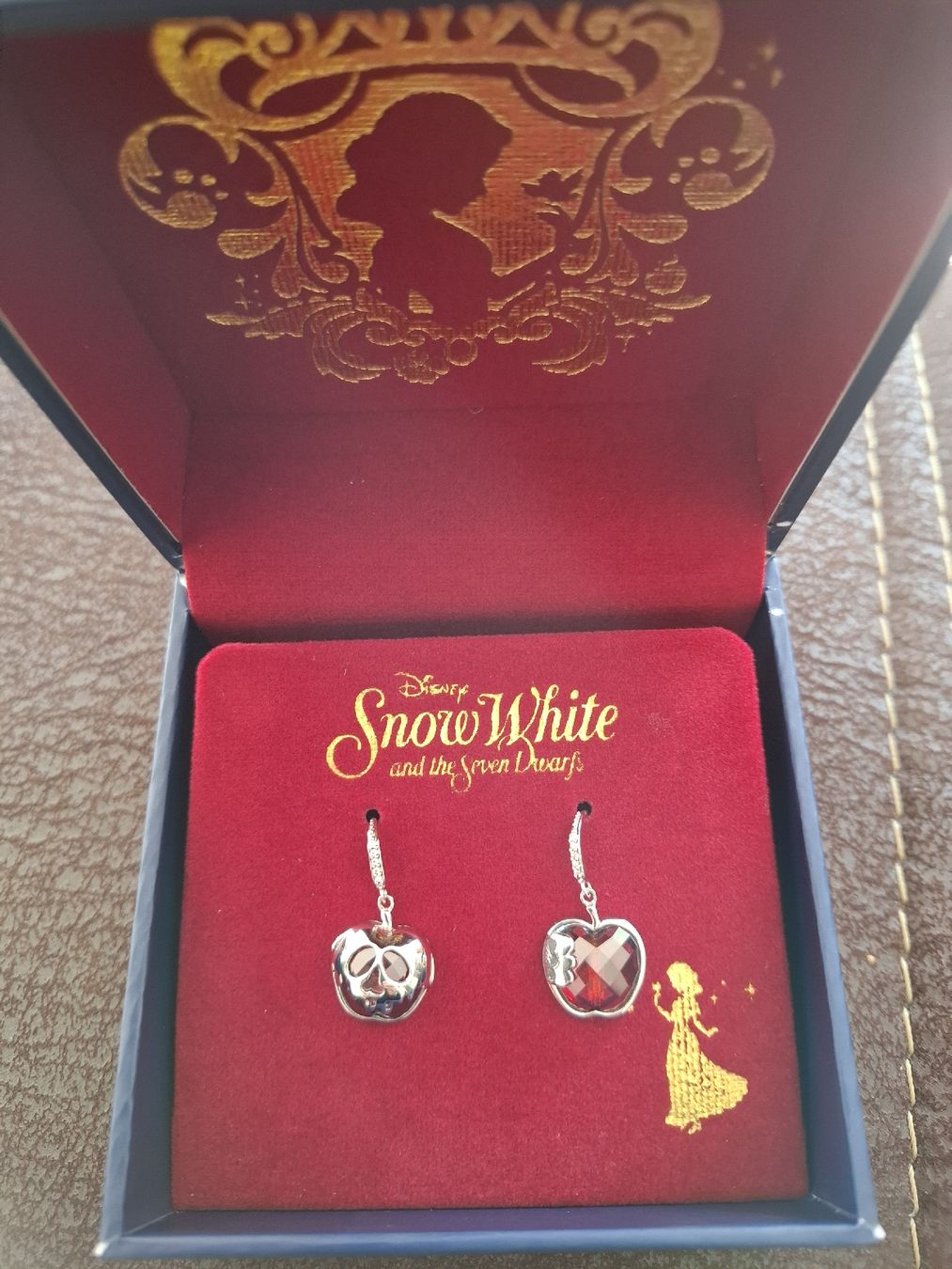 Ohrringe & -stecker: Boucles d'oreilles perçées , la pomme epoisonnée – Neu und originalverpackt aus Saxon von 2005sylvester 1