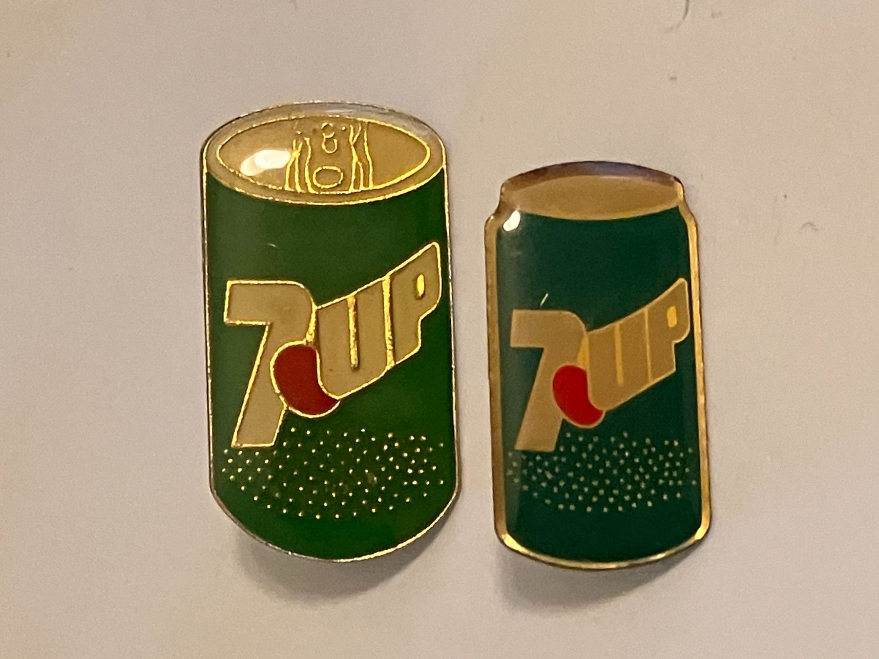 Placchette & Badge: 2 Pin SevenUp 7UP – Usato da Basel venduto da djwwpp