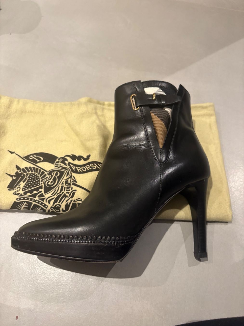 Burberry Scarpe da donna: Burberry ancle boots – Usato da Horw venduto da esjoeberg