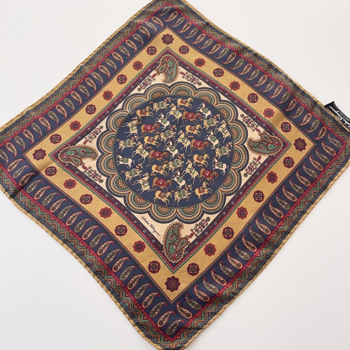 Salvatore Ferragamo Foulards, Tücher & Schals: SALVATORE FERRAGAMO Vintage Scarf – Neu (gemäss Beschreibung) aus Freienbach von Avviivva_Shop 1