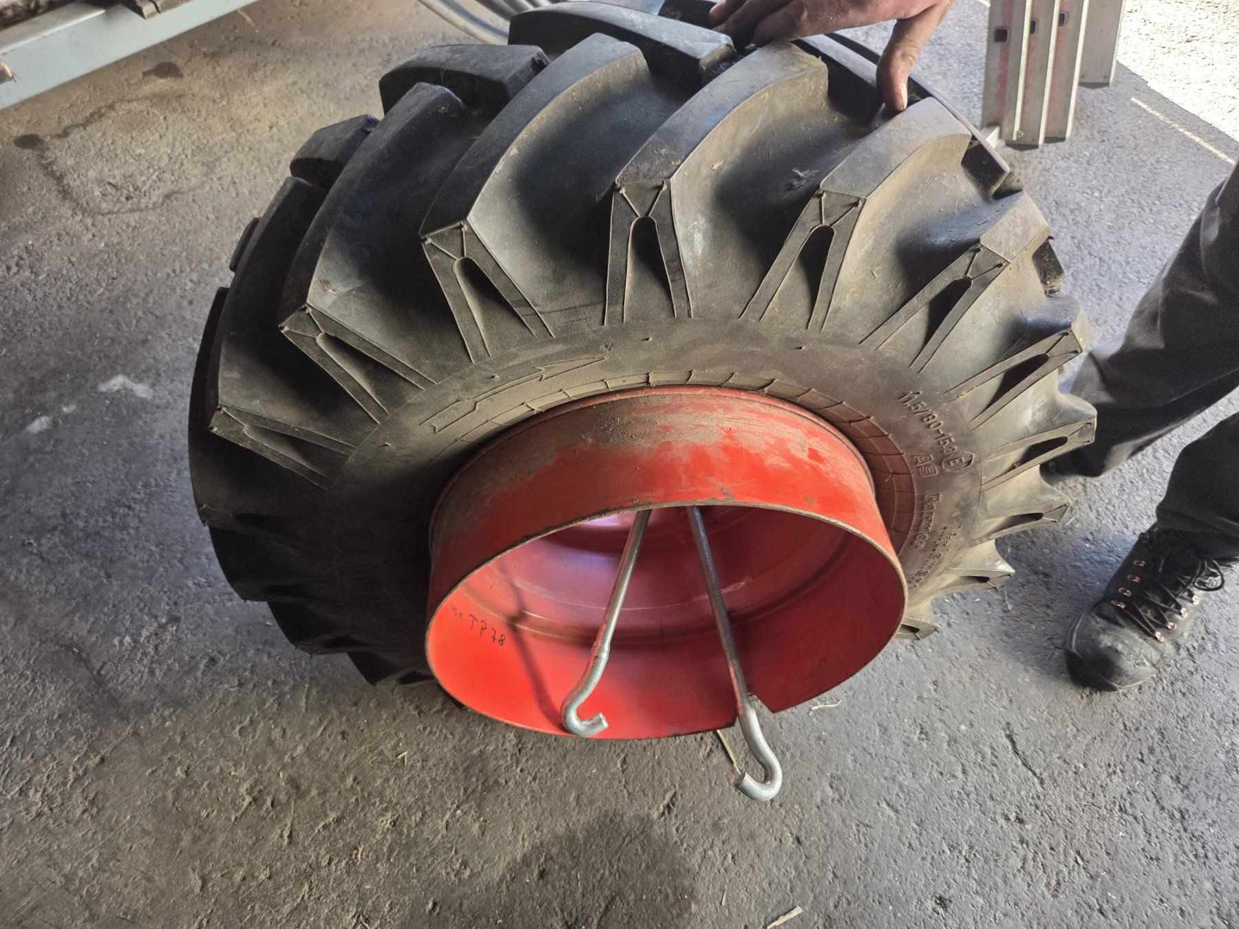 Pneus & Kompletträder: 1x Doppelrad 15.3 " – Gebraucht aus Mels von lad_8ctm