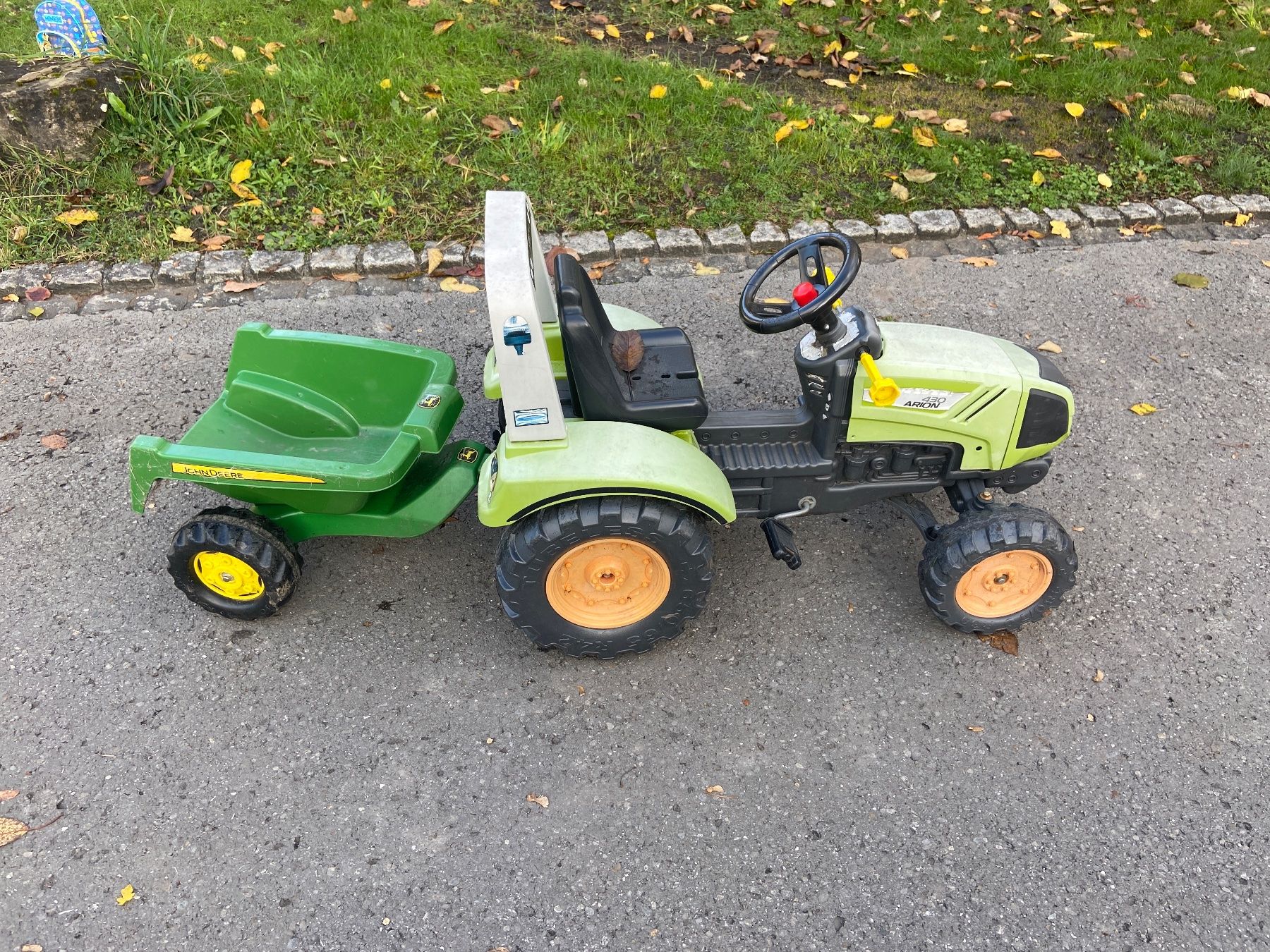 Fahrzeuge für Kinder: Trettraktor / Treten Traktor – Gebraucht aus Balgach von