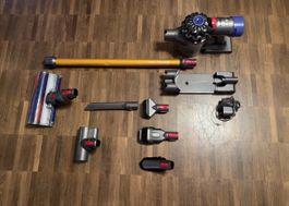 Dyson V8 Absolute mit Zubehoer-Akku u Filter neuwertig!!