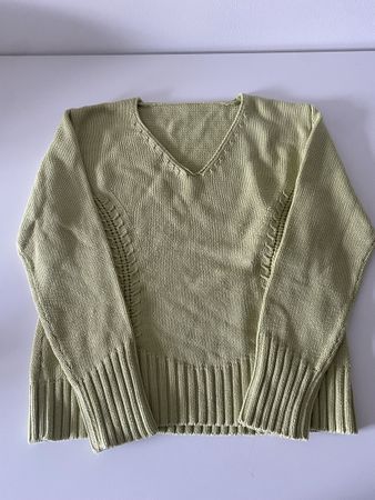Wunderschöner, hellgrüner Strickpullover mit V-Ausschnitt
