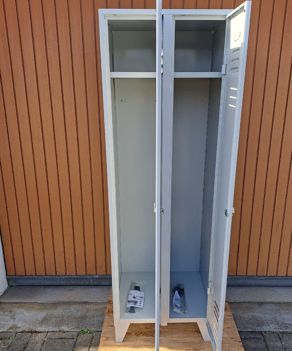 Armadi: Metallschrank / Spind - 2 Abteile – Nuovo (secondo la descrizione) da Reinach BL venduto da HT20 2