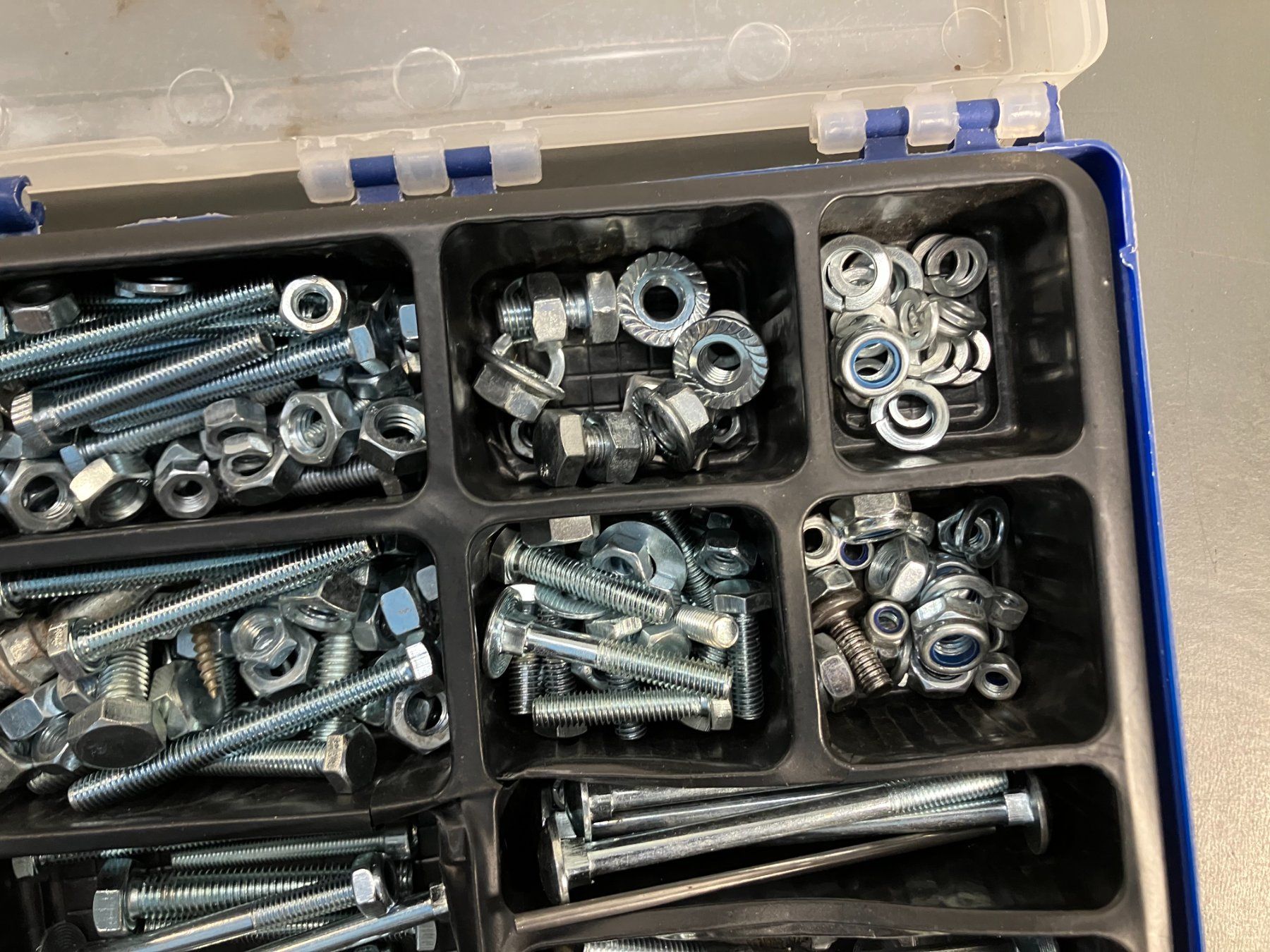 Alle Werkzeuge: Koffer-Sortierbox mit div. Metall Schrauben, Muttern ab 1.- – Gebraucht aus Lichtensteig von Buy24International 2