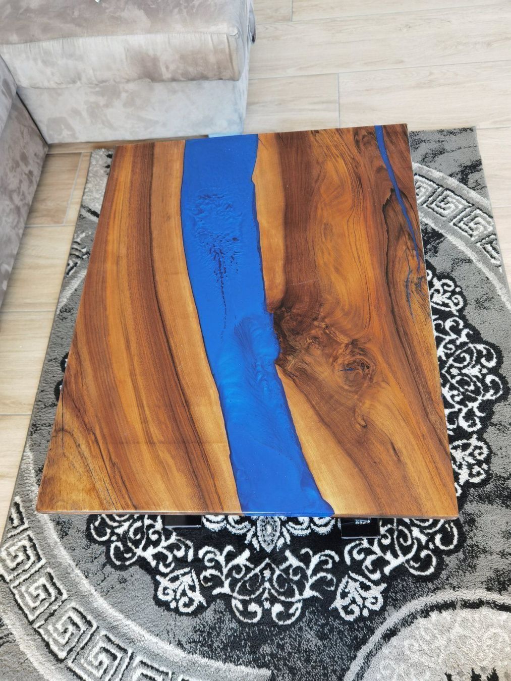 Tavoli: Couchtisch Nussbaum Massiv Epoxy – Usato da Aesch LU venduto da Cubic 1