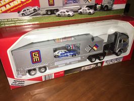 Mercedes Benz Rennwagentransporter mit 3 DTM Rennwagen
