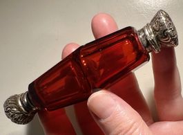 Flacon ancien à sels ou parfum, cristal rouge, argent, 1900