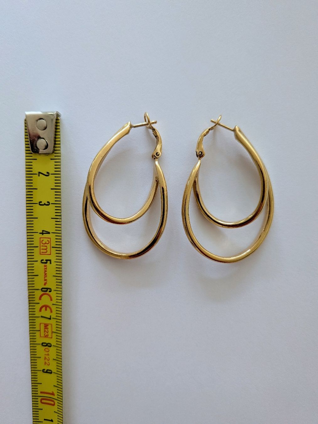 Ohrringe & -stecker: Gold tone hoop earrings  – Gebraucht aus Lachen SZ von joa_rf9n 1