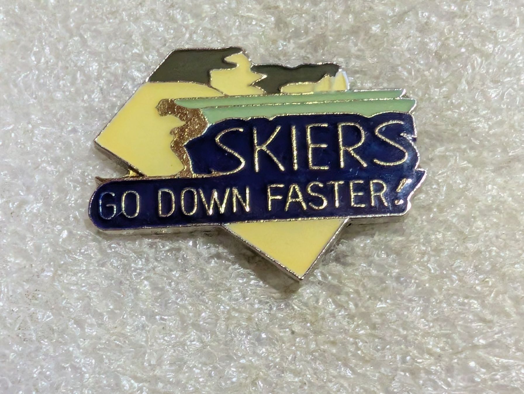 Placchette & Badge: Ansteckpin 213: Skiers go down faster – Usato da Oppligen venduto da Pin-Fall-Shop