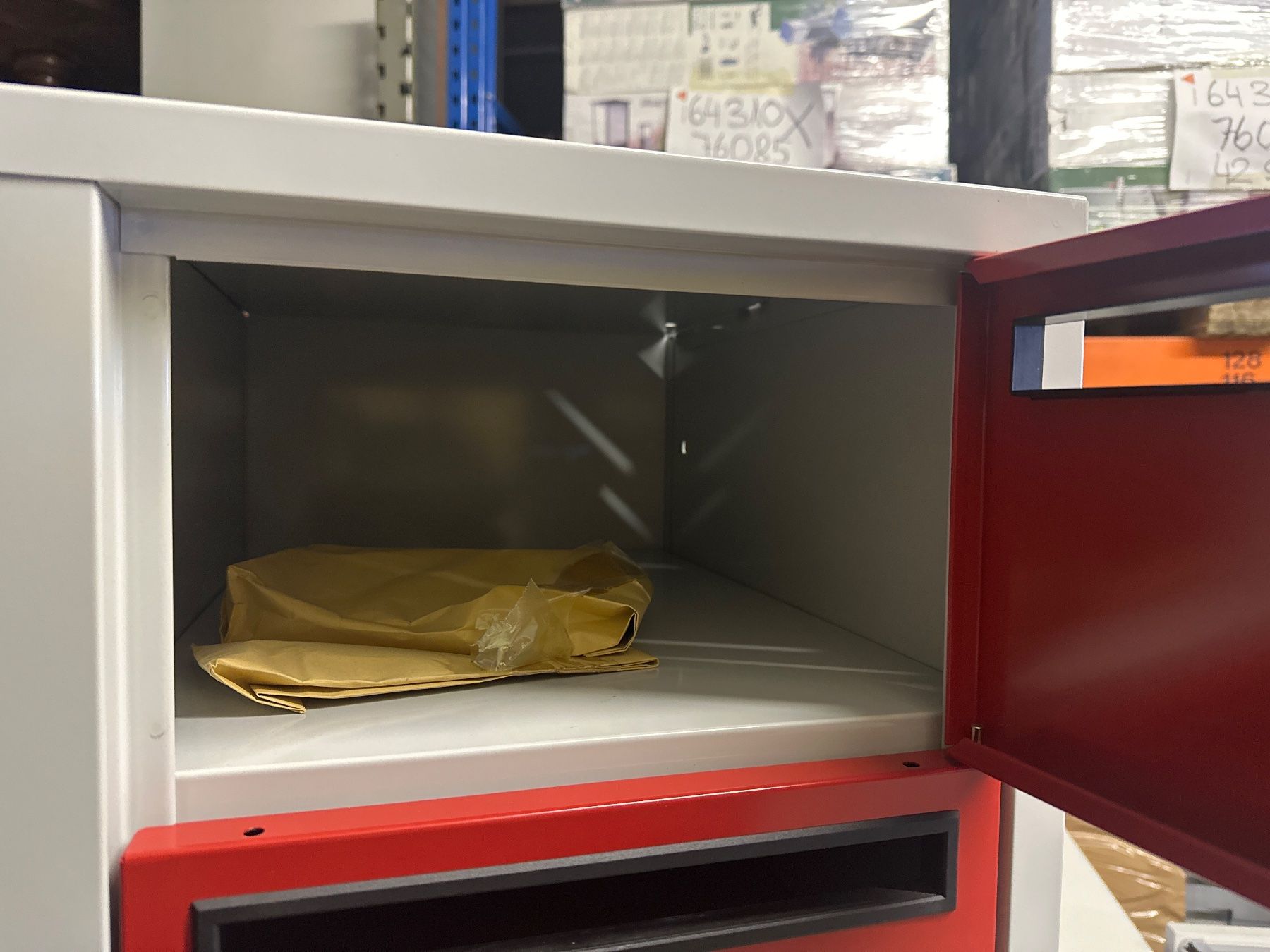 Altro per la casa: neuer 30er Postverteilerschrank, Einwurfschlitz statt 2478.- – Nuovo (secondo la descrizione) da Necker venduto da liq24 4