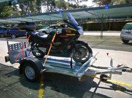 Motorradanhänger gebremst. Cresci. Tieflader mit Rampe