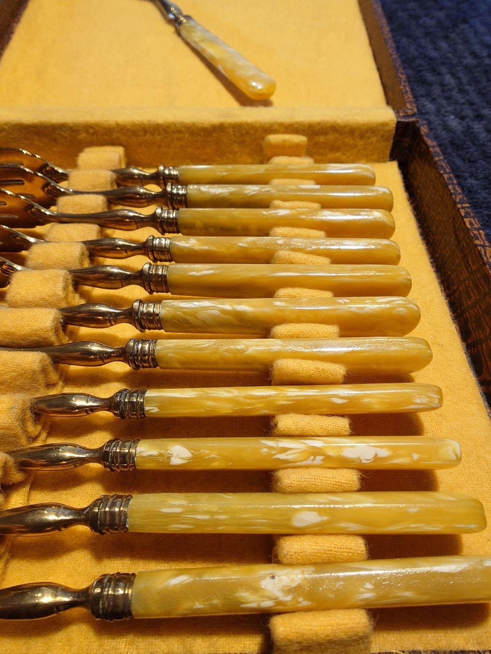 Set di posate: Antike Dessertgabeln 12er Set Goldfarbe – Usato da Einsiedeln venduto da Stradivarius0815 1