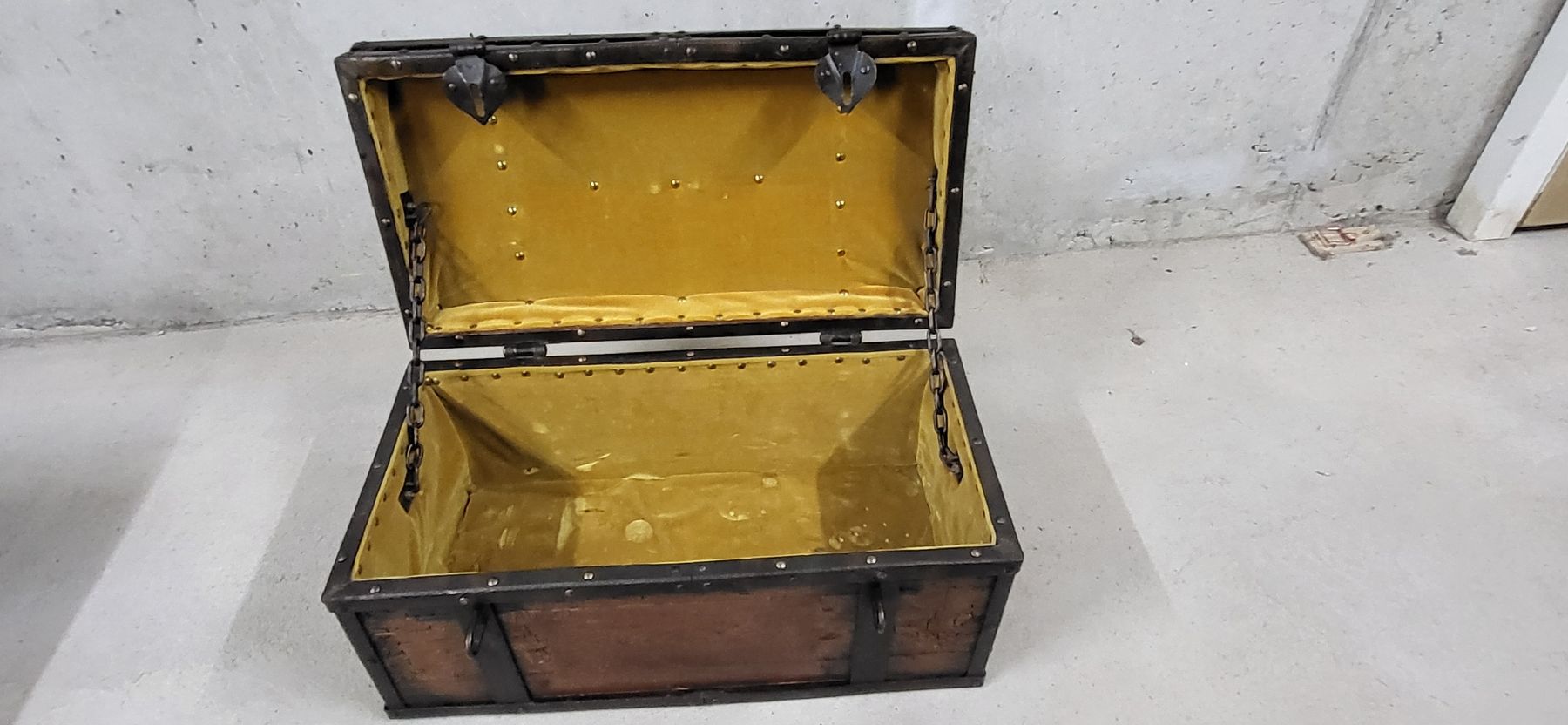 Cassapanche: Schatztruhe mit Eisenbeschlägen – Usato da Zürich venduto da timbuktu03 5