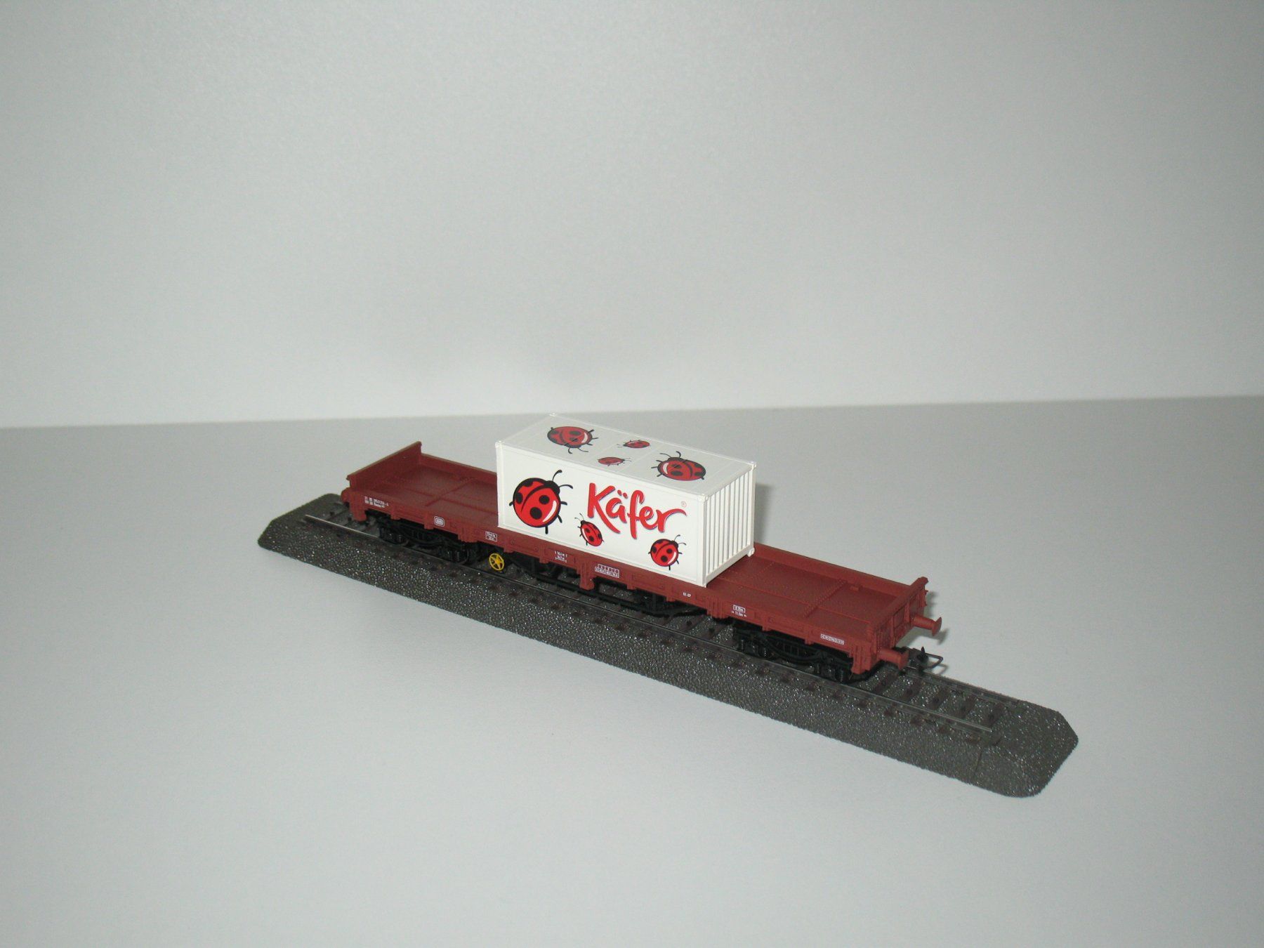 Roco Modellini di ferrovie: Flachwagen mit Container "Käfer" in H0= von Electrotren – Usato da Ettiswil venduto da Caapraibex 1
