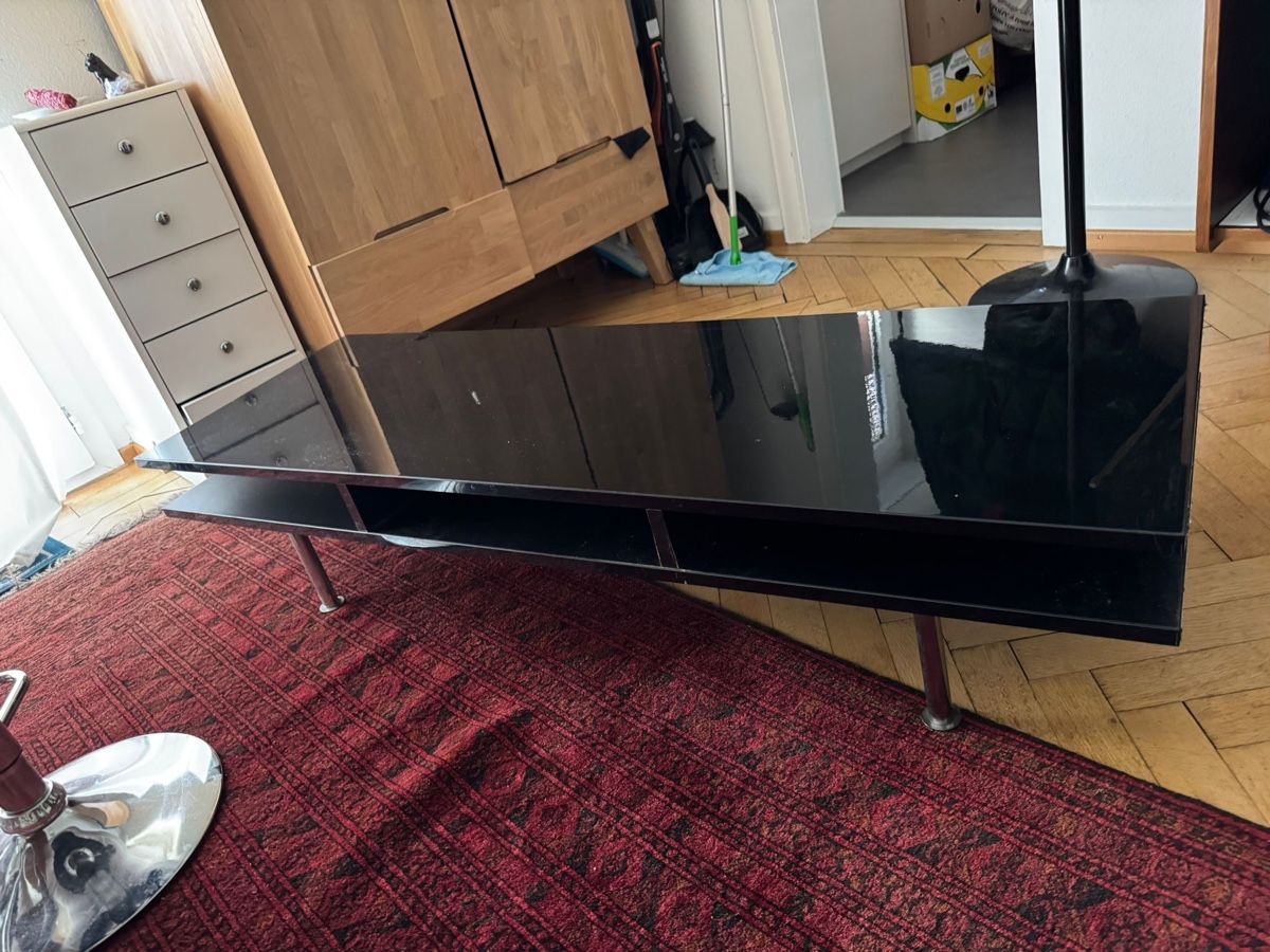 Ikea Tavoli: Glossy Black Coffee Table - Modern Chic for Your Home! – Usato da Kriens venduto da sar_c22z 1